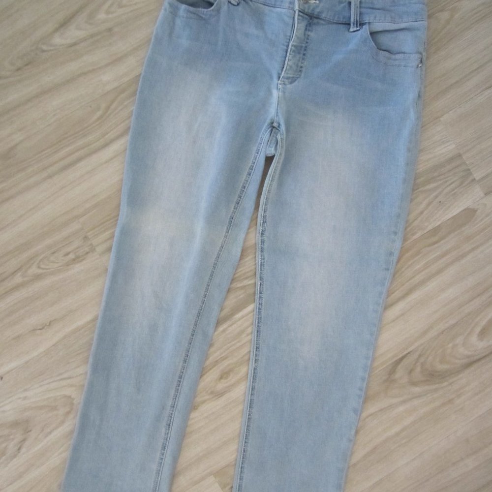 CHICOS -SZ 6-8 - pale blue denim ankle jeans